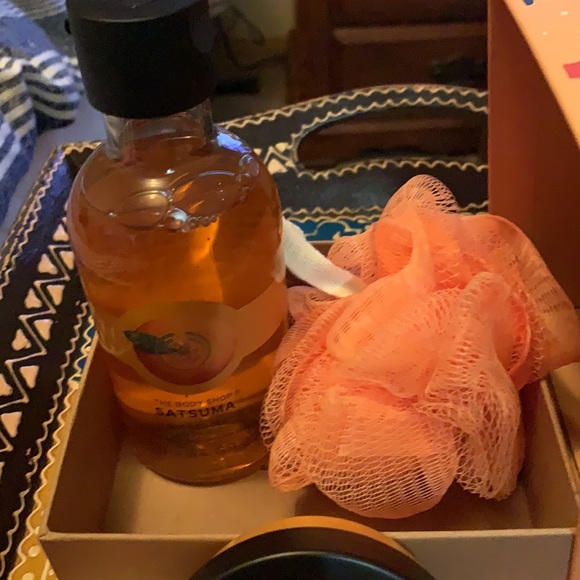 Body Shop bath bundle - Picture 3 of 3